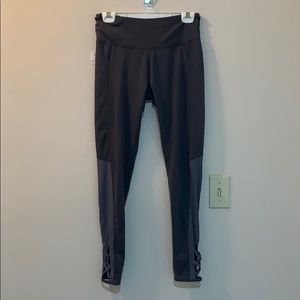 Workout leggings with crisscross pattern